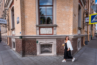 Утренняя прогулка по Питеру: кофе, двери, зонтик, дождь