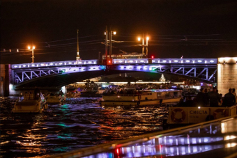 К мостам Петербурга по рекам и каналам в сопровождении фоновой музыки