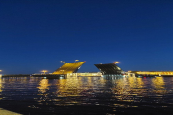 Ночной город и Нева: завораживающий Петербург на автобусе и теплоходе