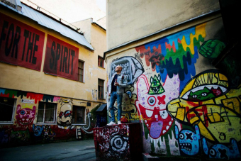 Небанальная фотопрогулка по ярким дворикам Питера