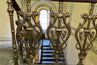 Взгляд сверху вниз: экскурсия по парадным и крышам