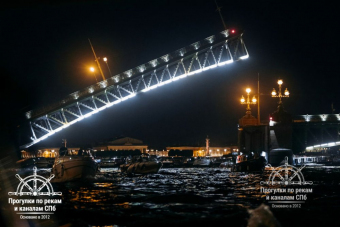 Четыре разводных моста на катере