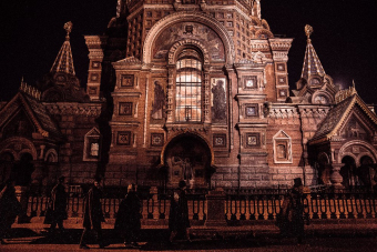 Узнайте тайны хранителей Санкт-Петербурга с фонарщиком Фаролеро