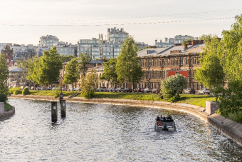 Вдоль берега Петроградского на катере