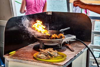 Морская рыбалка в мини-группе на тримаране с приготовлением улова