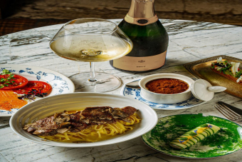 Довлатов сет: закуски от шефа, бокал вина и тур в коммуналку писателя