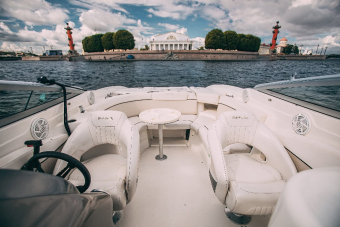 Прогулка к разводным мостам на спортивном катере