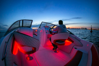 Прекрасный закат на катере в Финском заливе