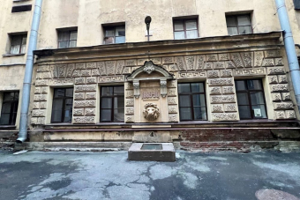 Взгляд сверху вниз: экскурсия по парадным и крышам