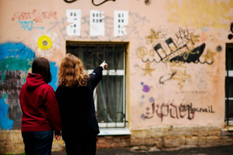 Небанальная фотопрогулка по ярким дворикам Питера