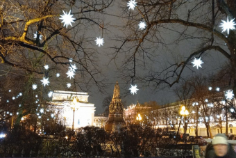 Вечерний Петербург в огнях города на автомобиле