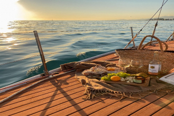 Утренняя морская прогулка на парусной яхте