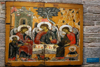 Выставка икон в подцерковье Смольного собора