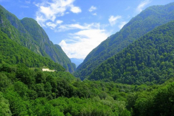 На внедорожнике по горам Сочи: каньон Псахо и самшитовый лес в мини-группе