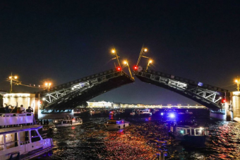 «Мосты повисли над Невой» — ночная прогулка на двухпалубном теплоходе