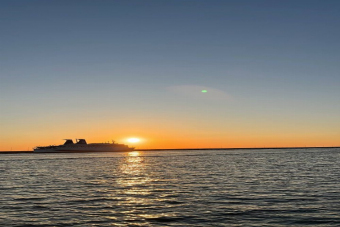 Прогулка на парусной яхте к дельфинам с фотосессией