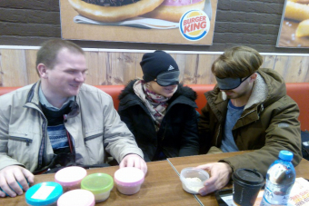 Свидание на ощупь. Прогулка по Питеру с завязанными глазами.