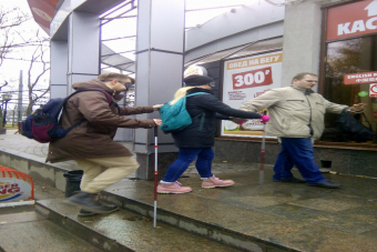 Свидание на ощупь. Прогулка по Питеру с завязанными глазами.