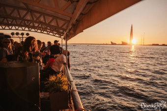 «Retro Show» — вечеринка на теплоходе на закат [18+]