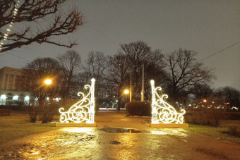 Вечерний Петербург в огнях города на автомобиле