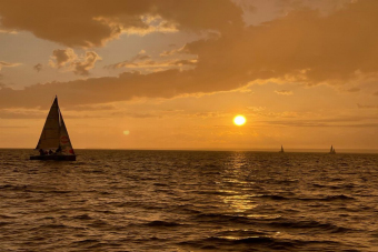 На теплоходе по Петербургу с выходом в залив и живой музыкой