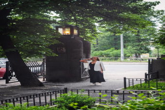 Утренняя прогулка по Питеру: кофе, двери, зонтик, дождь