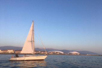 Морская прогулка на парусной яхте в Адлере