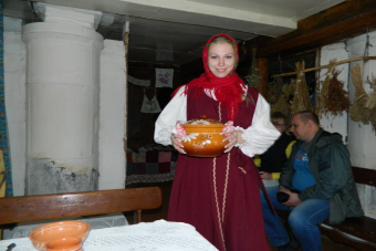 Гуляй, масленица! Фабрика игрушек в Крестцах и подворье в деревне Лякова