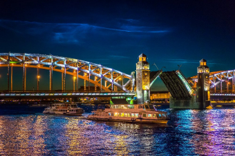 Джаз над ночной Невой: на музыкальном теплоходе к разводным мостам