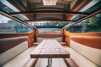 Прогулка на венецианском такси по рекам и каналам Петербурга