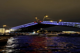 Силуэты ночи: полуторачасовая магия разводных мостов на однопалубном