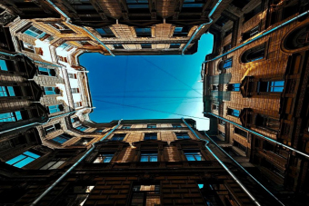 Питерское комбо: подъем на крышу + променад по дворам-колодцам и парадным