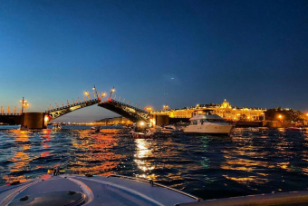 Прогулка к разводным мостам на спортивном катере