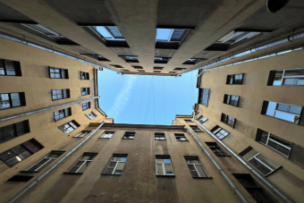 Взгляд сверху вниз: экскурсия по парадным и крышам