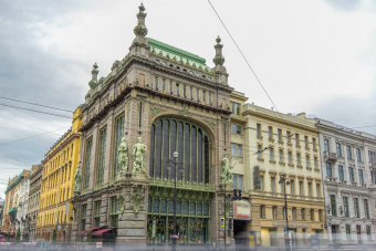 Взгляд сверху вниз: экскурсия по парадным и крышам