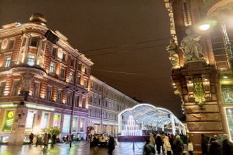 Вечерний Петербург в огнях города на автомобиле