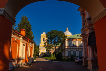 Александро-Невская лавра и Смольный собор — архитектурные жемчужины Петербурга