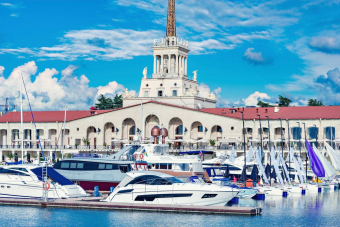 Обзорная прогулка на большой двухпалубной яхте в Сочи