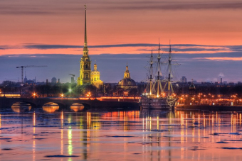 На теплоходе по Петербургу с выходом в залив и живой музыкой