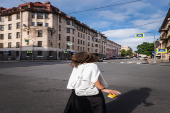 Утренняя прогулка по Питеру: кофе, двери, зонтик, дождь