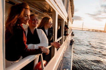 «Retro Show» — вечеринка на теплоходе на закат [18+]