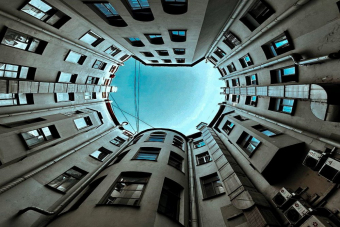 Питерское комбо: подъем на крышу + променад по дворам-колодцам и парадным