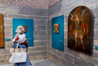 Выставка икон в подцерковье Смольного собора