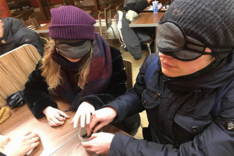 Свидание на ощупь. Прогулка по Питеру с завязанными глазами.